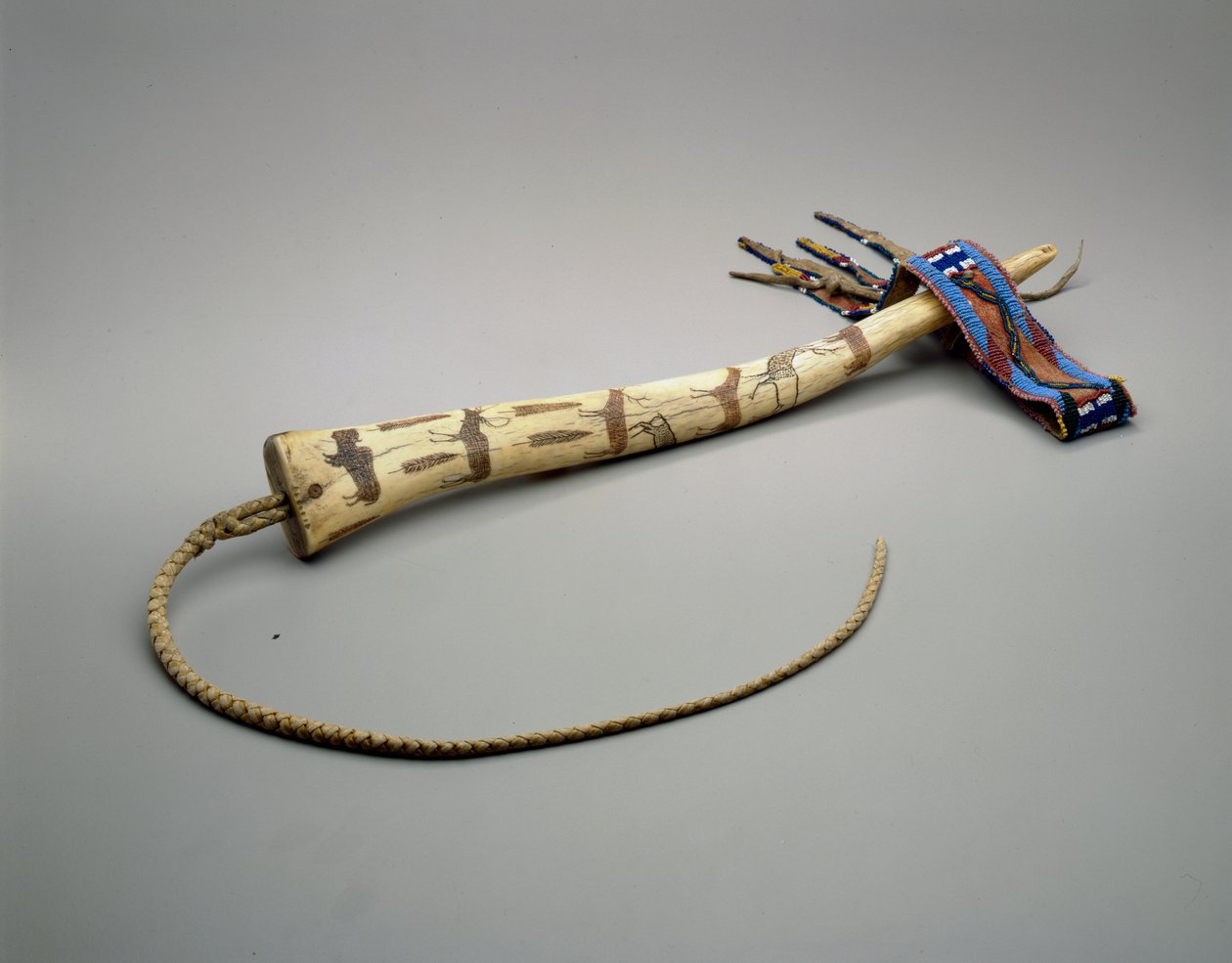 Quirt, vésett jávorszarvas agancs, Osage Nation, 1875 körül (csont) alkotó: American School