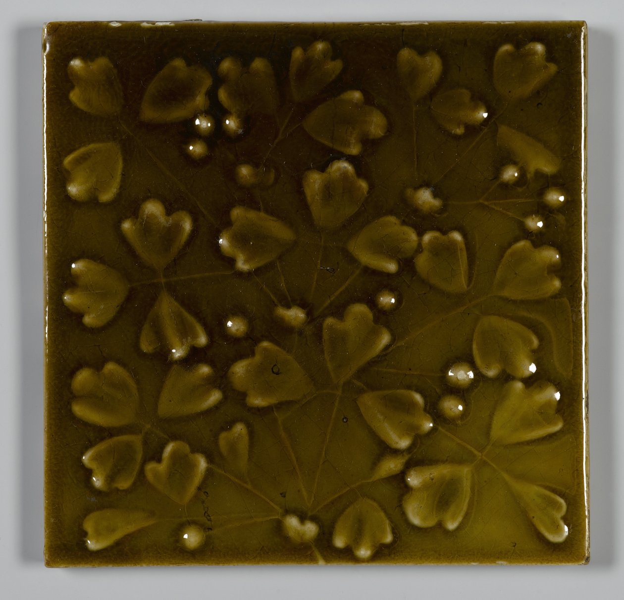 Csempe tervezett és gyártott J. & J.G. Low Art Tile Works, Chelsea, Massachusetts, 1881 körül (mázas cserép) alkotó: American School