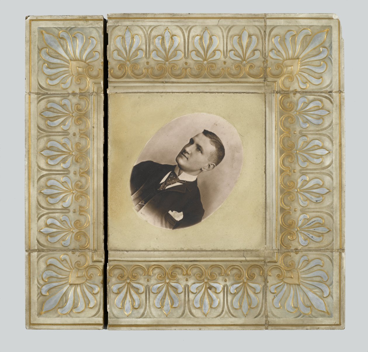 Csempe, az American Encaustic Tile Company Ltd.-től, gyártmány: Zanesville, 1895 (mázas cserép) alkotó: American School