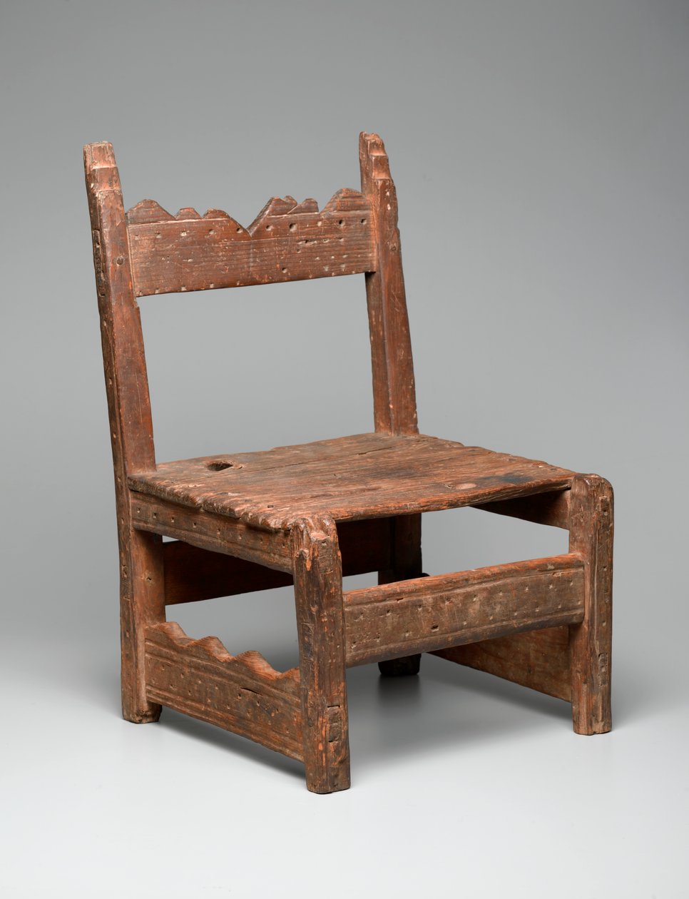 Zuni szék (tsem-pai-yai-nai) Új-Mexikóból, 1850 körül (pácolt fa vasszögekkel) alkotó: American School