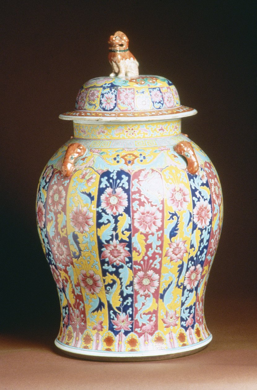 Fedett tégely famille rose zománcozott díszítéssel, 1800-50 (porcelán) alkotó: Chinese School