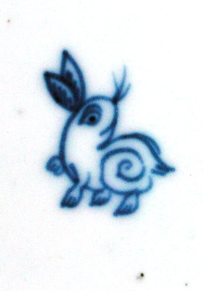 Nyúlnyom egy kék-fehér tégelyből, amelyen egy fiú fürdik, mások hobbilovon játszanak, mások pedig nyúllal, Wanli vagy Chongzheng, 1600-30 (porcelán) (részlet) (lásd: 206093-206095) alkotó: Chinese School