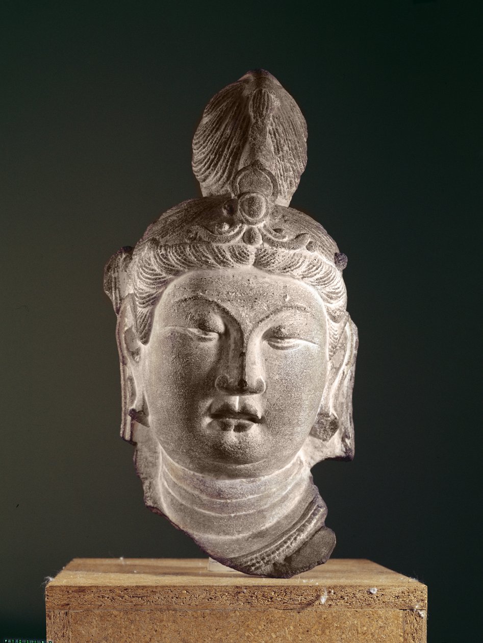 Egy bodhiszattva feje, Tang-dinasztia (618-907), 710 körül (homokkő és pigment) alkotó: Chinese School