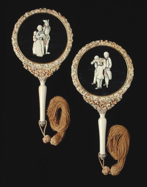 Kézi tükörpár, valószínűleg Kantonban, Qianlong-korszakban, 1736-95 (polikróm elefántcsont) készült (lásd: 207210) alkotó: Chinese School