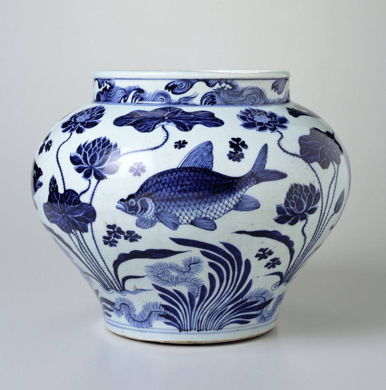 Borosüveg halak és vízinövények mintájával (porcelán) alkotó: Chinese School