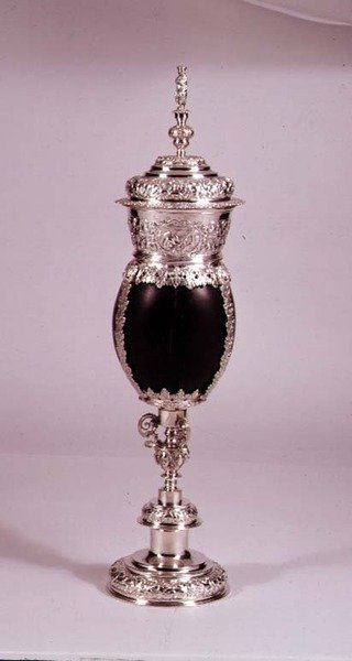 Kókuszos csésze és borító ezüst tartókkal, 1656 (kókusz és ezüst) alkotó: Dutch School
