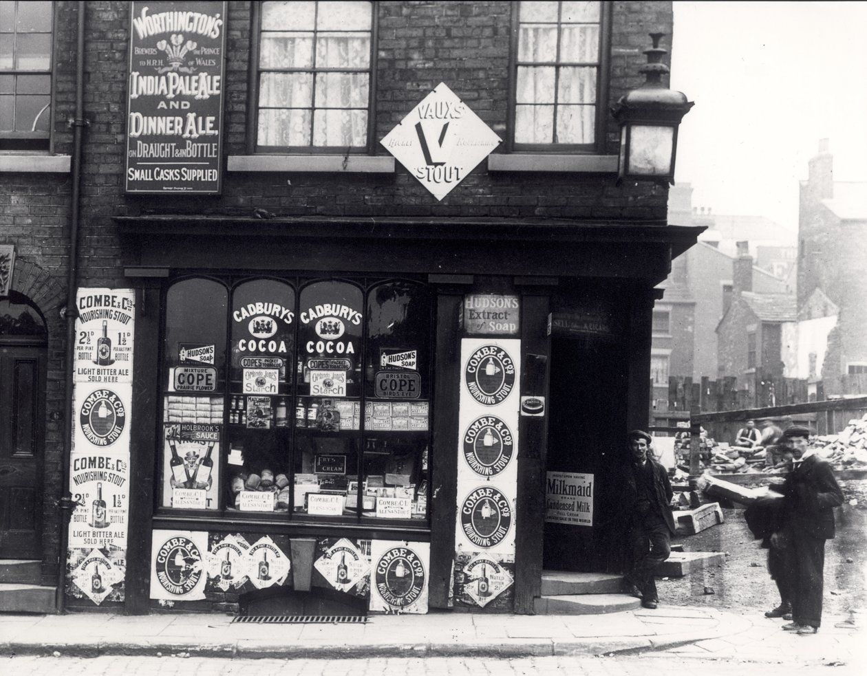 Reklámplakátok a North Street-i üzleten, Leedsben, 1895-1900 alkotó: English Photographer