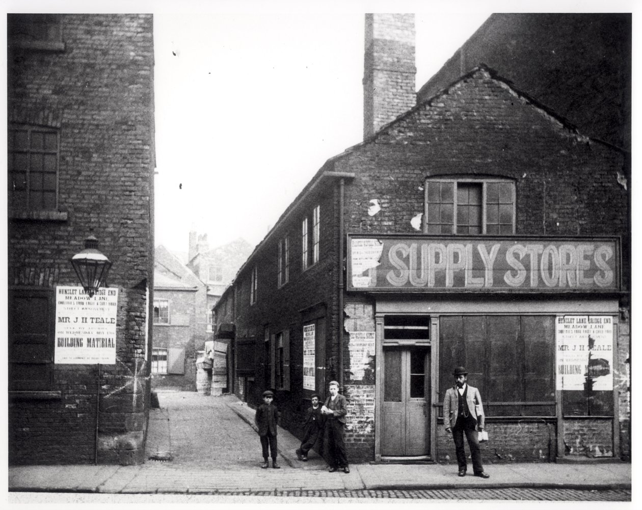 Bejárat az Eagle and Child Yardba, Hunslet, Leeds, 1896 alkotó: English Photographer