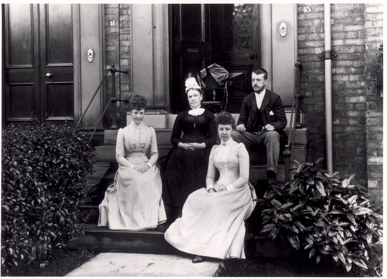 Családi csoport a 43 Reginald Terrace lépcsőjén, Leeds, 1889 körül alkotó: English Photographer