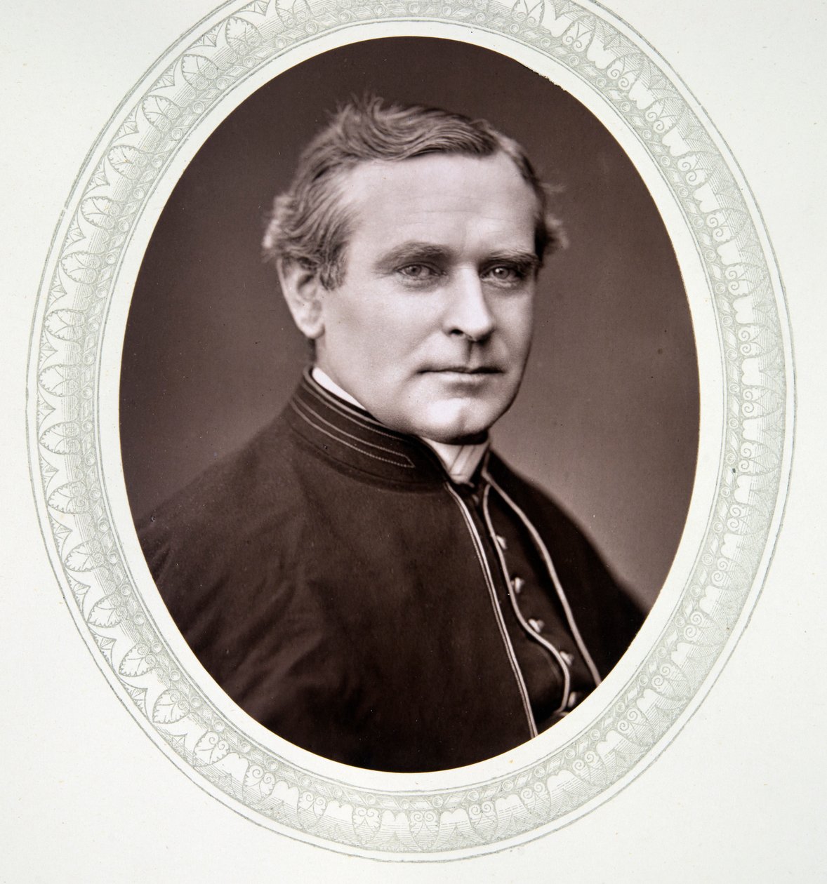 Jobbra Monsignor Capel tiszteletes alkotó: English Photographer
