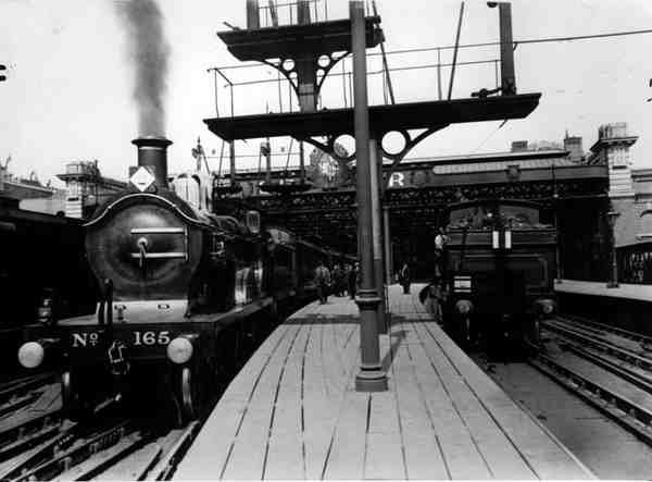 Gőzvonatok a Charing Cross állomáson, 1913 körül alkotó: English Photographer