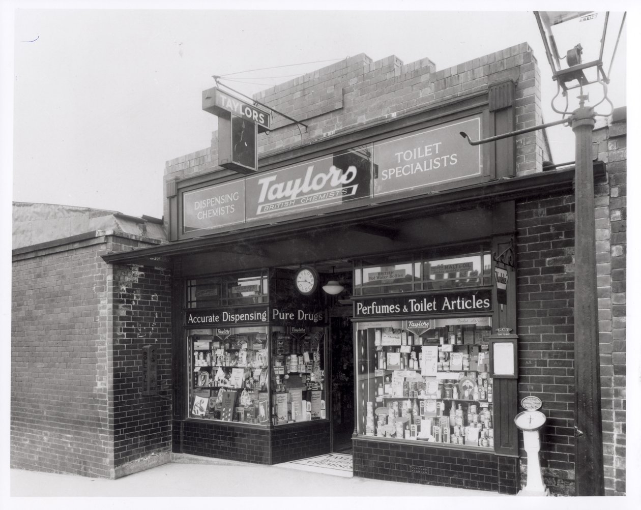 Taylors Chemists, Burley Road, Leeds, 1936. április 20 alkotó: English Photographer