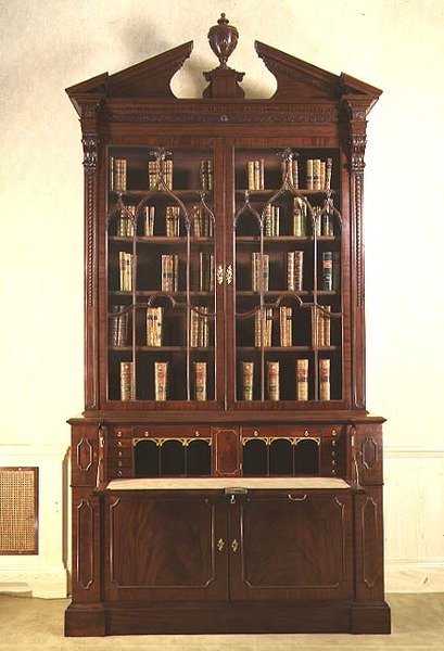 Chippendale törött oromzatú könyvespolc gótikus festményekkel, 1760 körül alkotó: English School