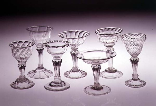 Balról jobbra talapzatos édesszemes poharak gyűjteménye: steppelt ogee tál, 1740; dupla ogee tál, 1730; kiszélesedő dupla ogee tál sziléziai szárral, 1730; csészealj tál sziléziai szárral, 1740; kettős alkotó: English School