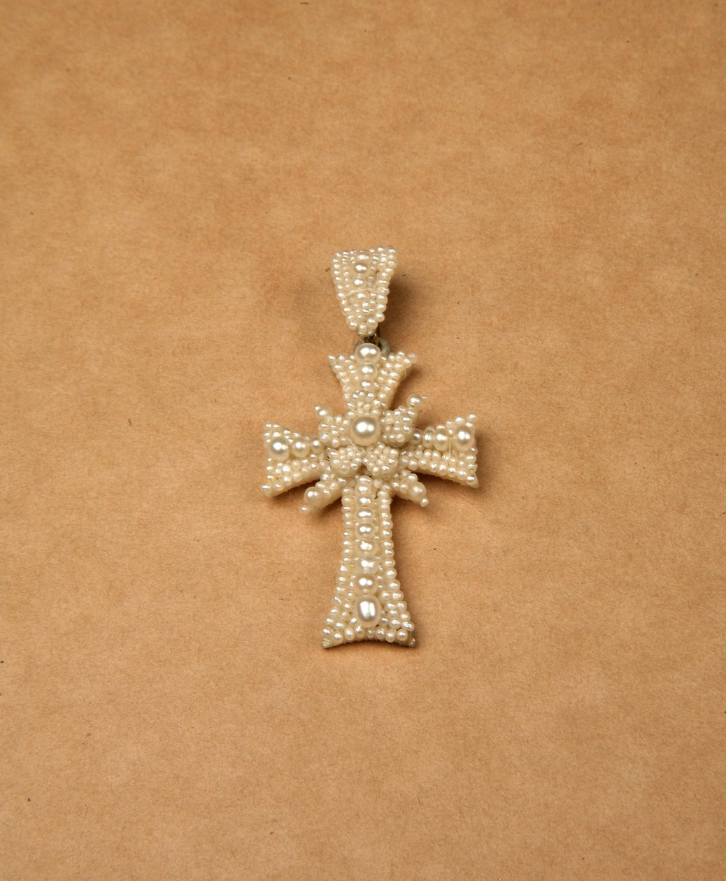Keresztes medál, 1855-80 körül (gyöngyszemek gyöngyház kereten) (lásd még: 345487) alkotó: English School