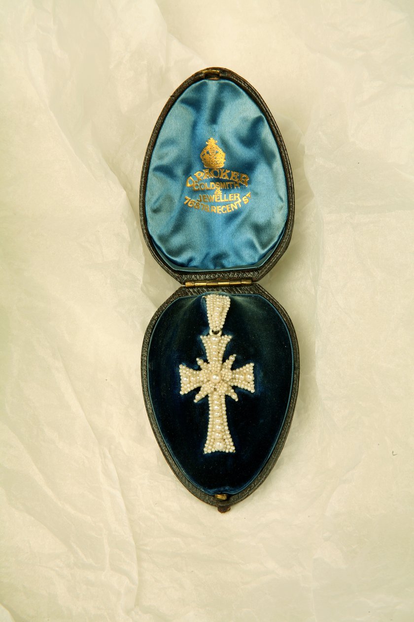 Keresztes medál bőrdobozban, 1855-80 körül (gyöngyszemek gyöngyház kereten) (lásd még: 343599) alkotó: English School