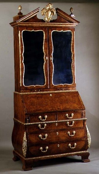 I. György könyvszekrény bombe oldalakkal és aranyozott foglalatokkal, 1720 körüli (csomag aranyozott korom diófa) alkotó: English School