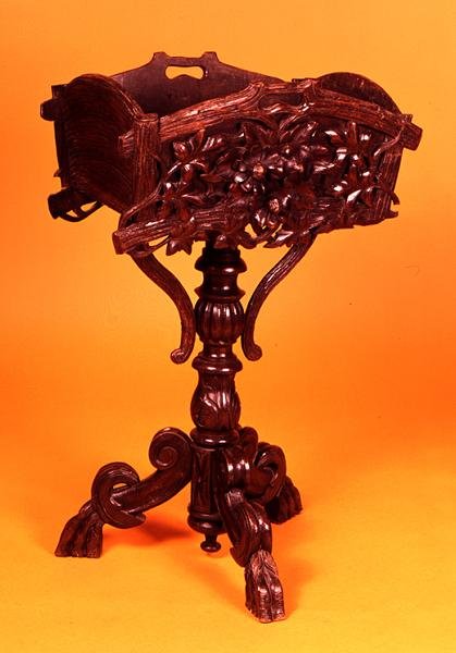 Jardiniere, 1830 körül (faragott tölgy) (a különböző nézetekért lásd még: 147809 és 147810) alkotó: English School