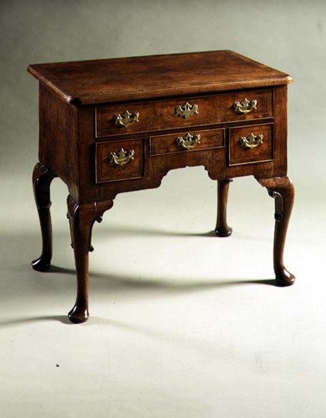 Lowboy, 1710 körül (dió) alkotó: English School