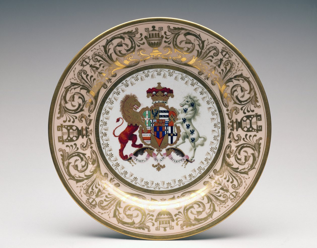 Tányér a Stowe Service-től, Worcester Porcelain, gyártó: Flight, Barr and Barr, 1813 körül (lágypaszta porcelán) alkotó: English School