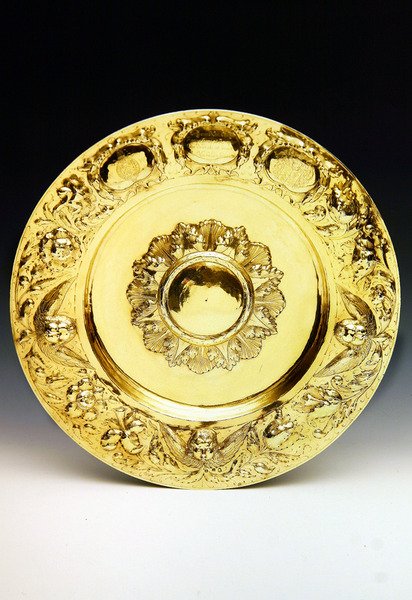 A Caroline Alms Dish, Londonban készült, 1665-1666 (ezüst aranyozott) (lásd még: 98506 és 355591) alkotó: English School