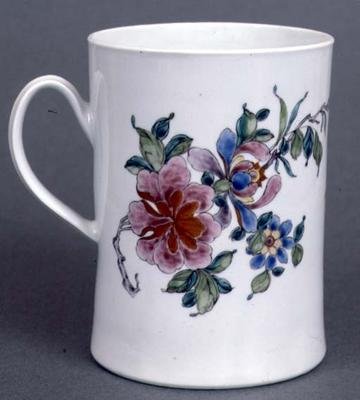 Worcesteri hengeres korsó, famille rose palettájú, stilizált szilvafák permetével díszítve, 1750-55 körüli (kerámia) alkotó: English School