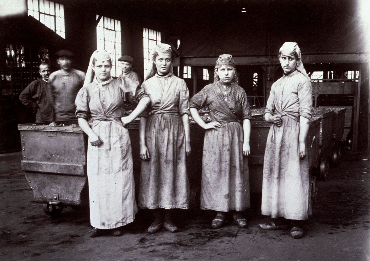 Négy fiatal női munkás portréja, akiket a franciaországi Leus-i bányatelep szén osztályozására alkalmaztak, 1896 alkotó: French Photographer