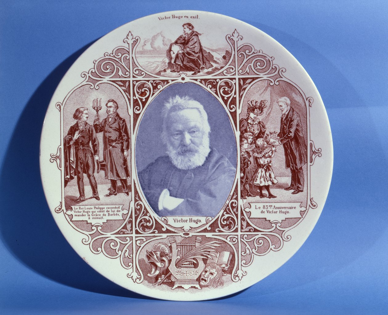 Victor Hugo (1802-85) életét ünneplő emléktábla a Sarreguemines-i fazekasságban, 1884-85 körül (kerámia) alkotó: French School