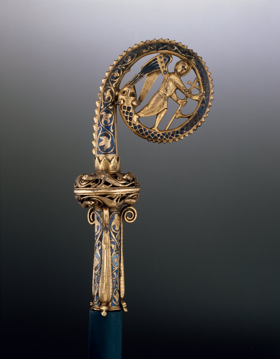 Crozier-fej, amely a kígyót taposó Szent Mihályt ábrázolja, 1225–1250 körül (aranyozott réz és champleve zománc) alkotó: French School