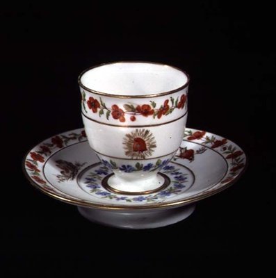 Csésze és csészealj a forradalom jelképeivel, Sevres-i gyár (porcelán) alkotó: French School