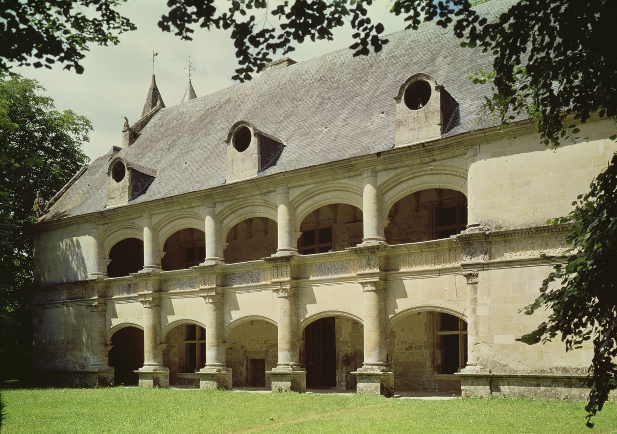 Kilátás a kastély homlokzatára két egymásra helyezett galériával alkotó: French School