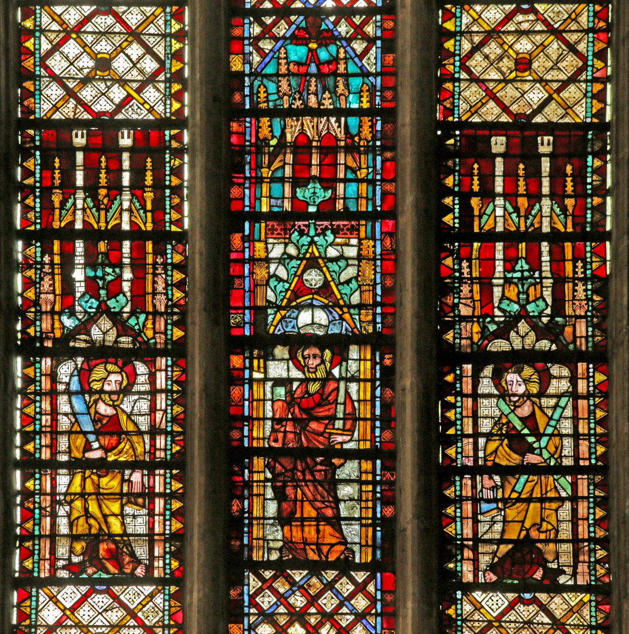 Szent Júdát, Szent Pált, Szent Andrást ábrázoló ablak alkotó: French School