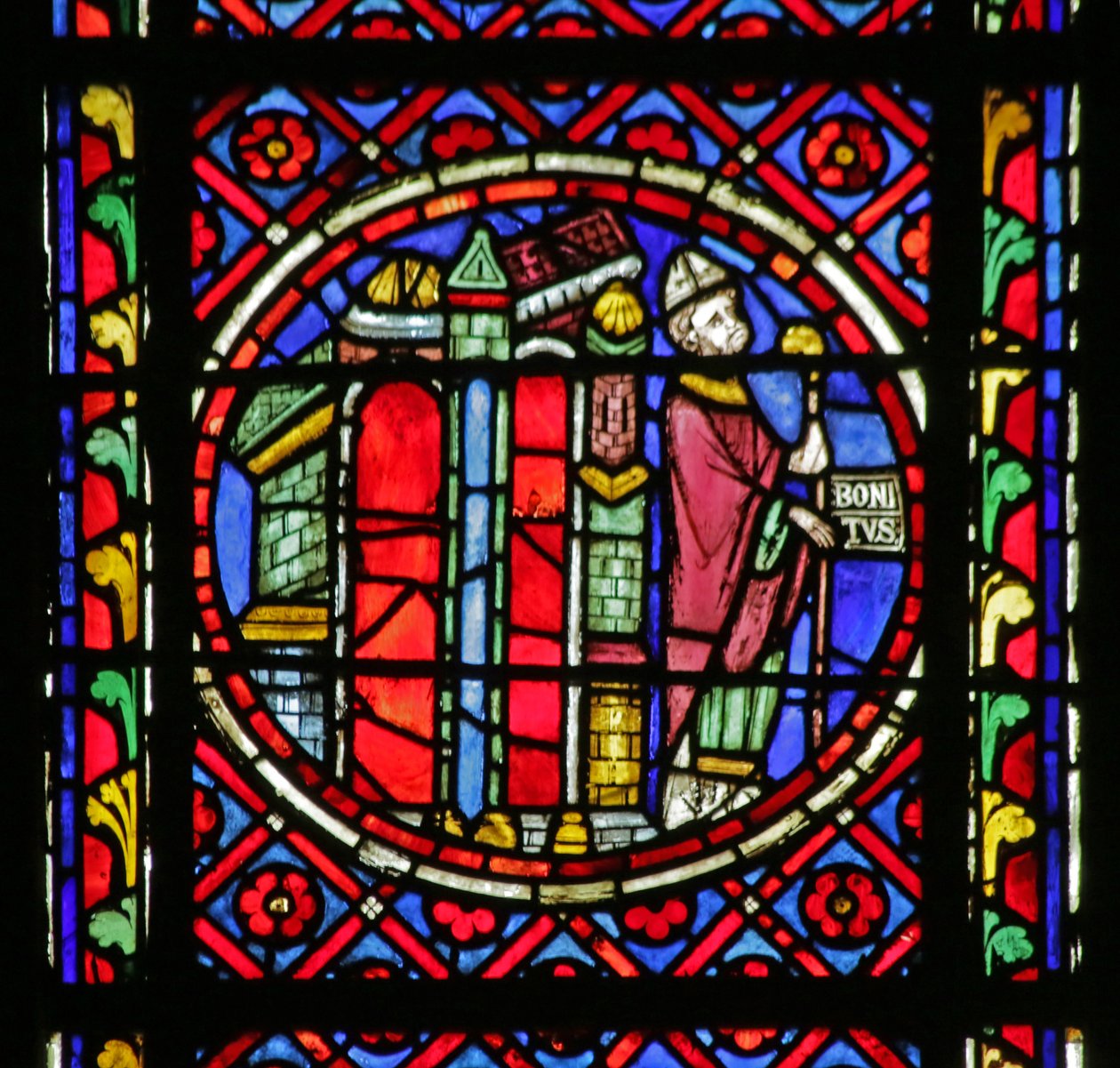 Ablak, amely jelenetet ábrázol Saint Bonnet életéből: Saint Bonnet elhagyja Clermont Ferrandot alkotó: French School