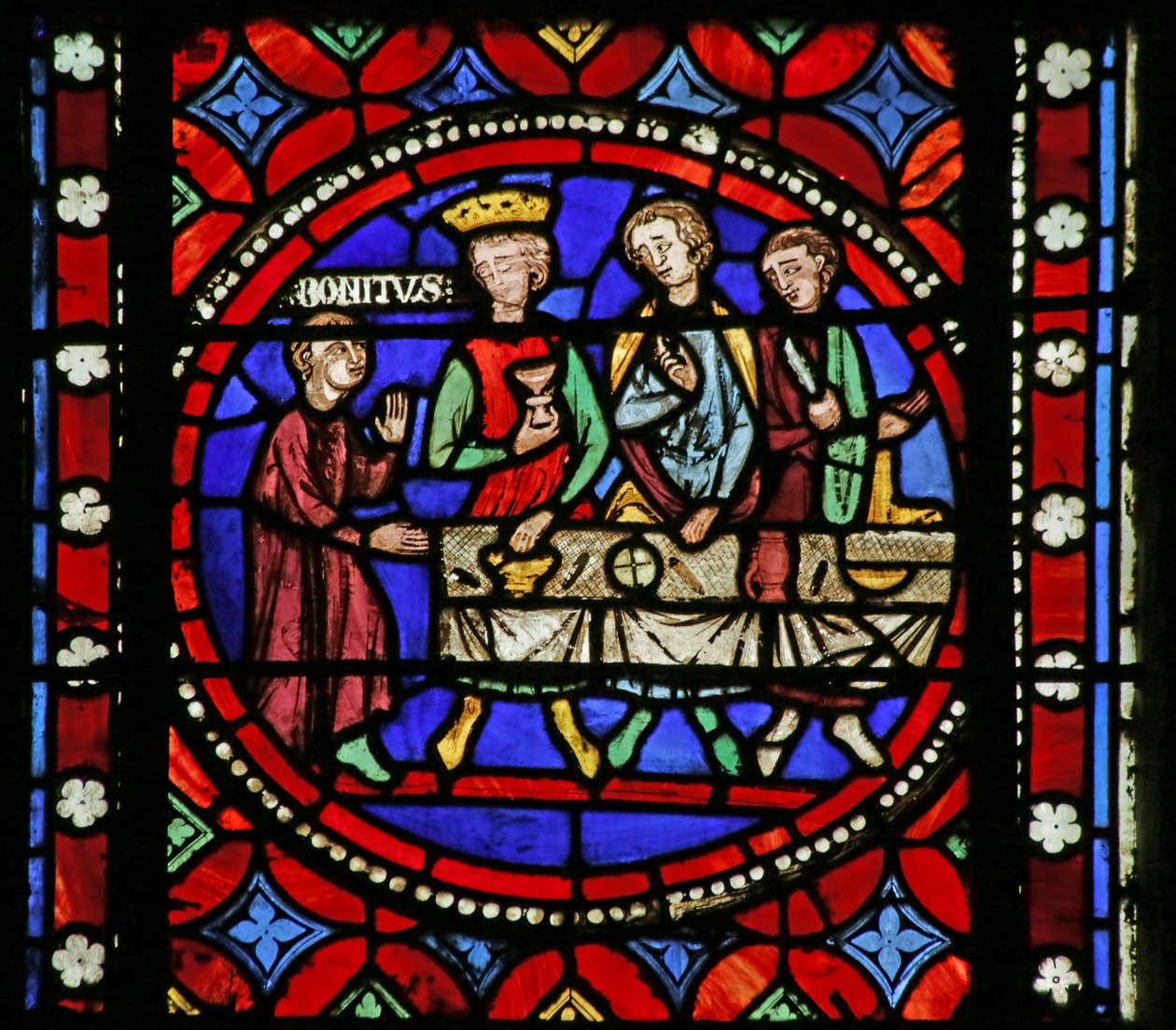 Ablak, amely jelenetet ábrázol Saint Bonnet életéből: Saint Bonnet II. Sigebert AuSaintrasie királyhoz megy dolgozni alkotó: French School