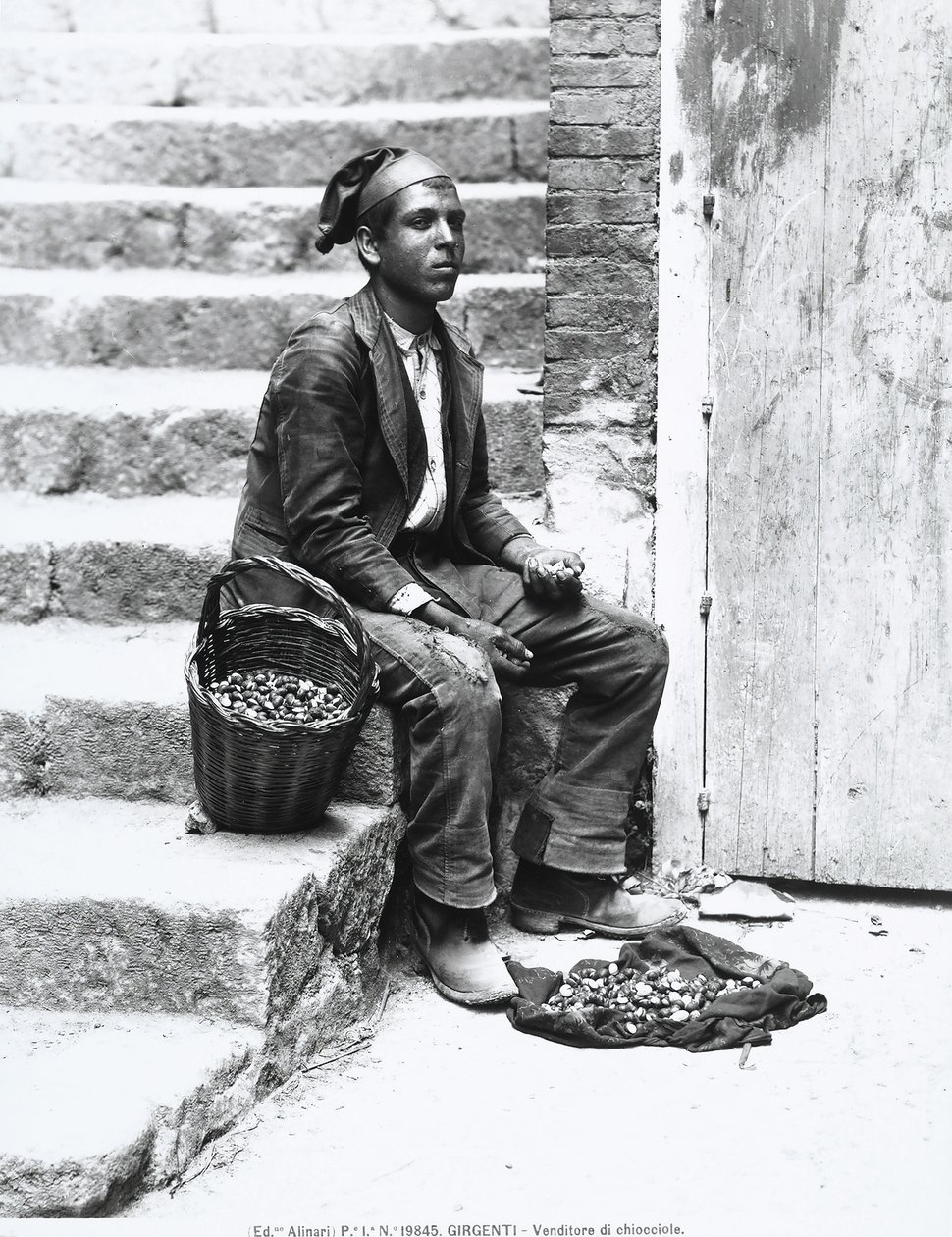 Tengeri csigaárus hagyományos ruhában, Girgentiben, 1920 körül alkotó: Italian Photographer