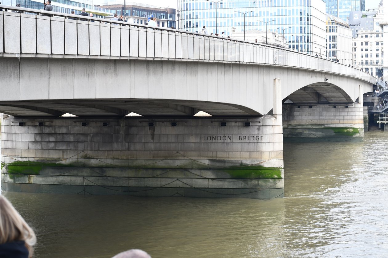 A Temze-folyón átívelő London Bridge London szívében alkotó: Albert Mansour