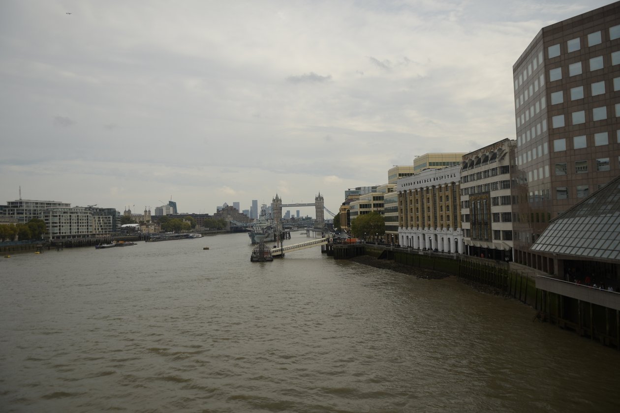 A Temze-folyón átívelő London Bridge London szívében alkotó: Albert Mansour