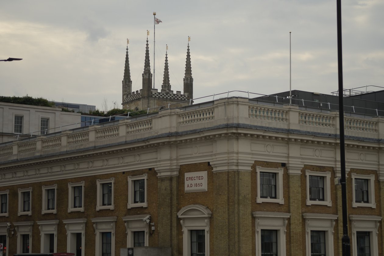 A Temze-folyón átívelő London Bridge London szívében alkotó: Albert Mansour