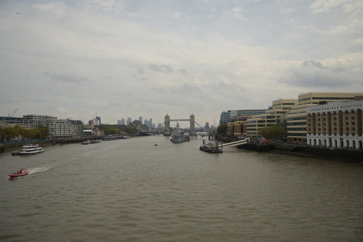 A Temze-folyón átívelő London Bridge London szívében alkotó: Albert Mansour