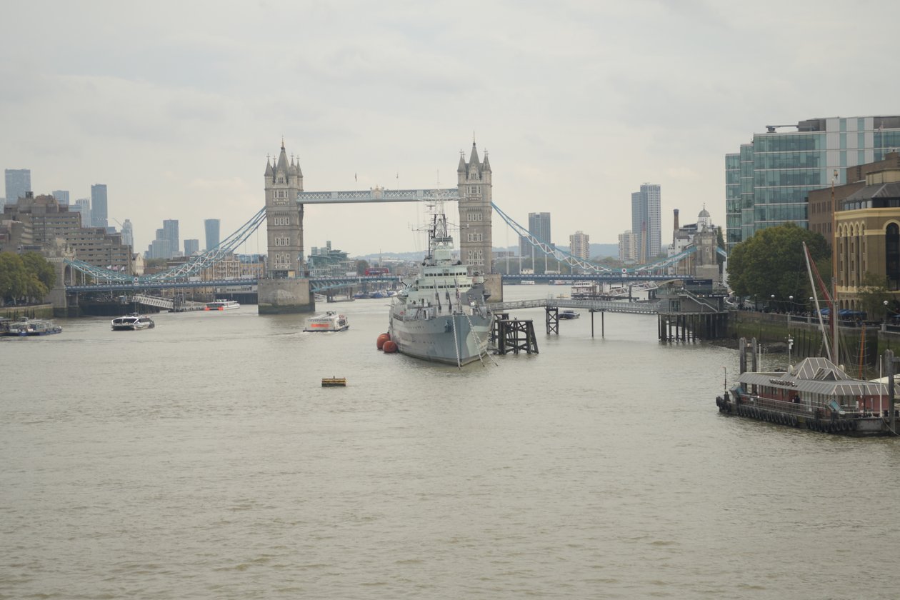 A Temze-folyón átívelő London Bridge London szívében alkotó: Albert Mansour