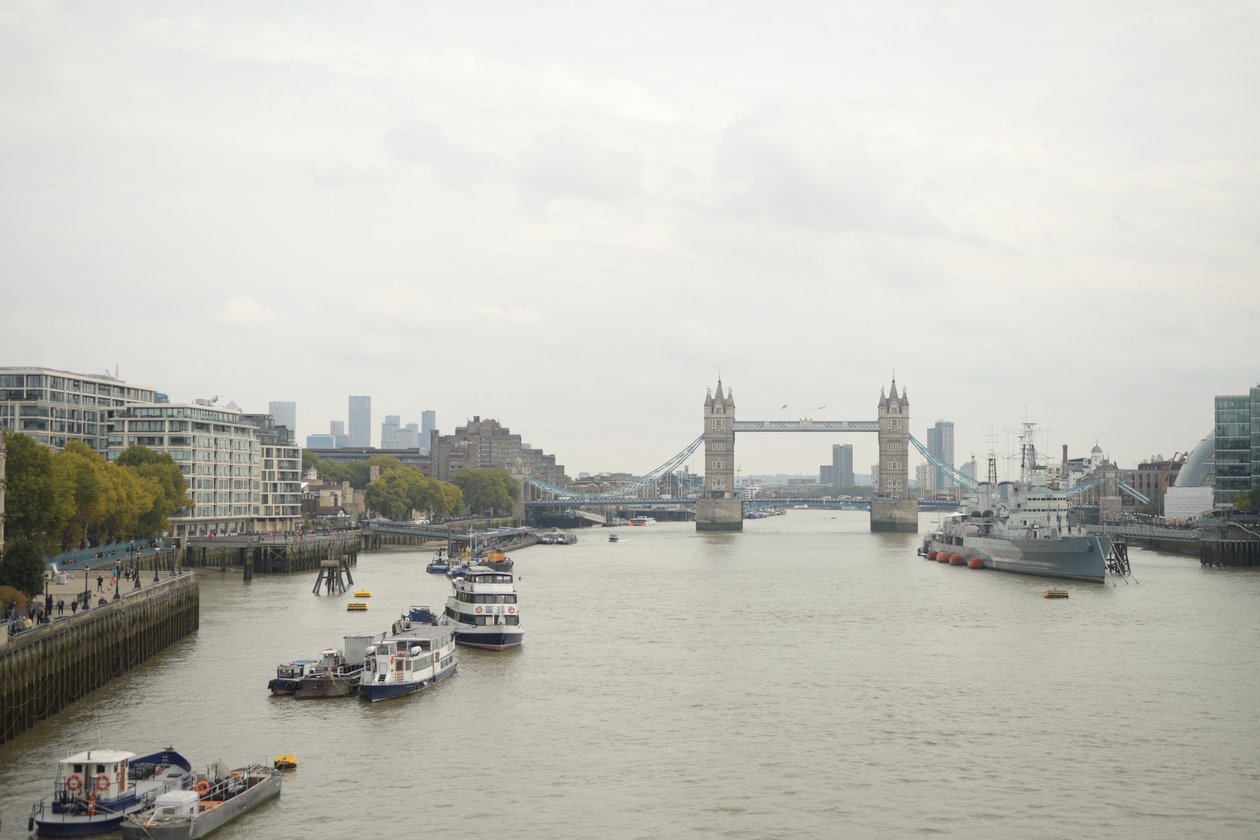 A Temze-folyón átívelő London Bridge London szívében alkotó: Albert Mansour