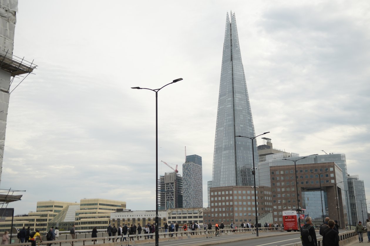 A Temze-folyón átívelő London Bridge London szívében alkotó: Albert Mansour
