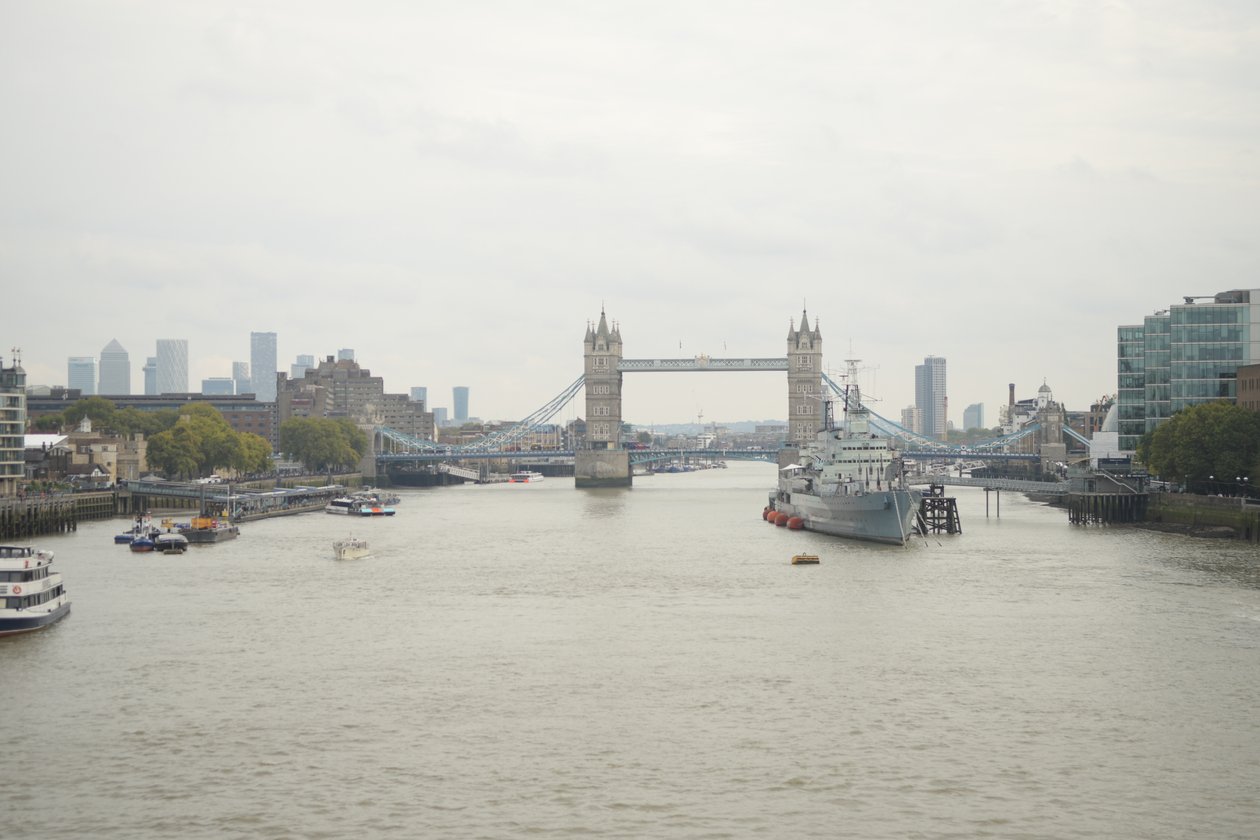 A Temze-folyón átívelő London Bridge London szívében alkotó: Albert Mansour
