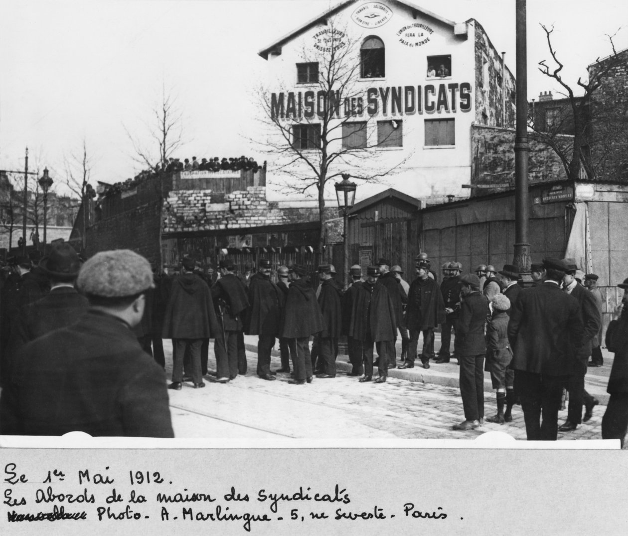 A Maison des Syndicats környéke, Párizs, 1912. május 1. (bw fotó) alkotó: A. Marlingue