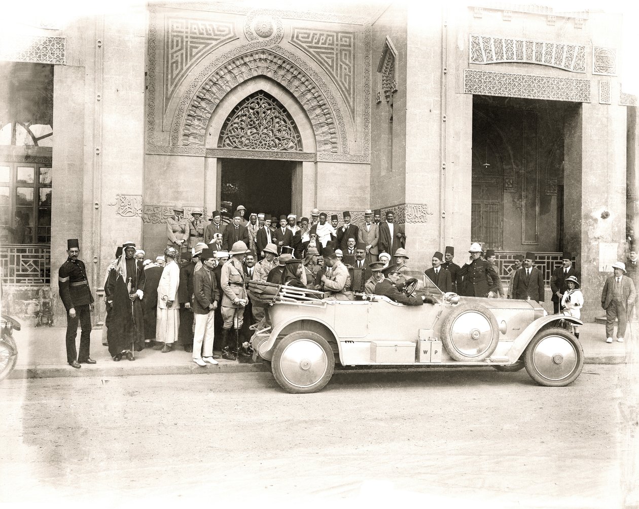 Abdullah serif 1914 elején érkezik a kairói Rifai mecsetbe alkotó: A. Reid