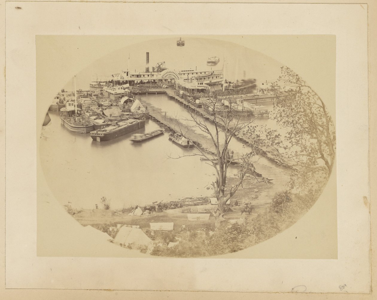 [Alsó rakpart, Belle Plain, USMRR építőtestület] [1864. május 16.]. alkotó: A.J. Russell