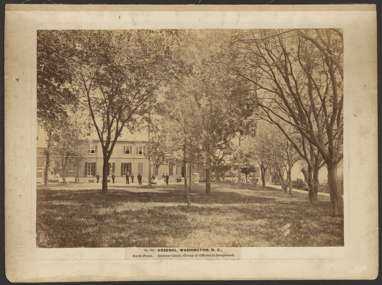 242. szám. Arsenal, Washington, D.C., északi front. Belső udvar. Tiszti csoport az előtérben. alkotó: A.J. Russell
