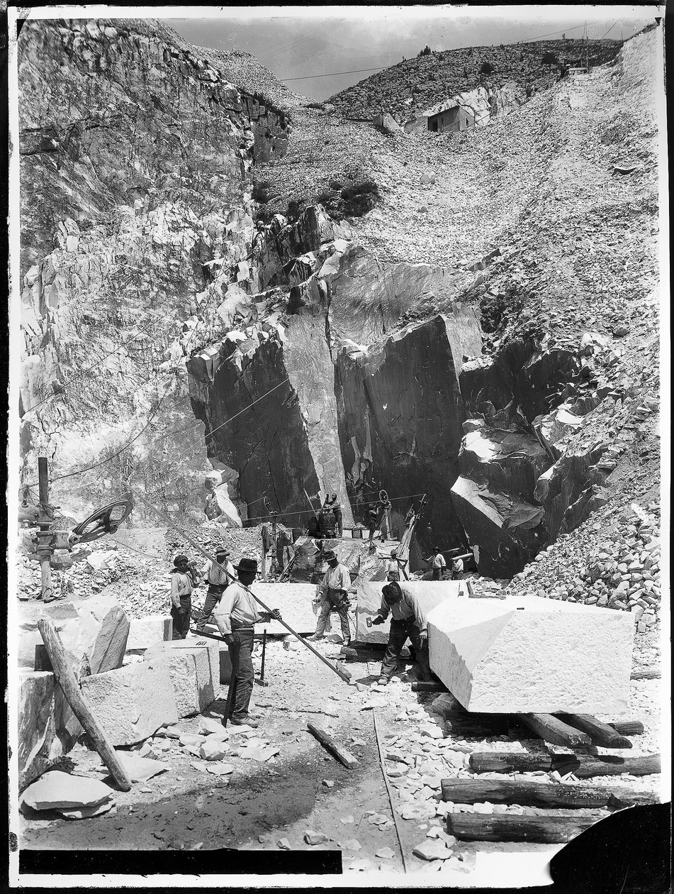 Alpi Apuane (Carrara). Bányászok és márványtömbök négyzetbe húzva (f/w fotó) alkotó: A. Corsini