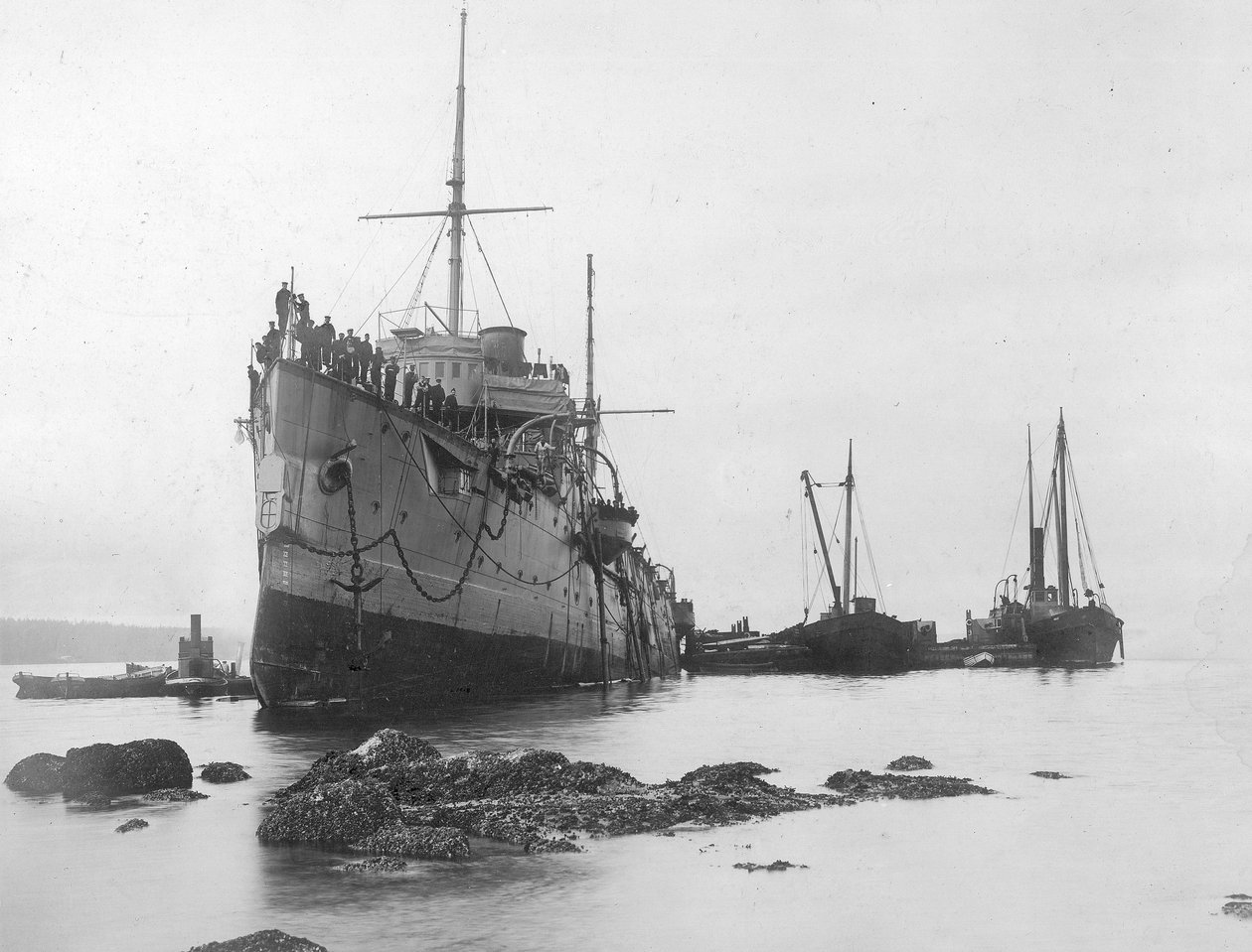 HMS Flora zátonyra futott 1903-ban (f/w fotó) alkotó: A. Edward Jones and Co.