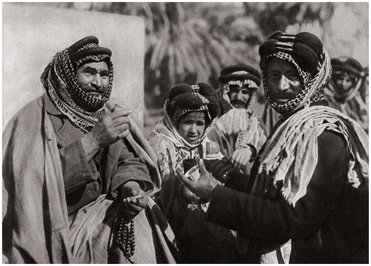 Egy sejk, aki a híres arab kávét élvezi, Irak, 1925 alkotó: A. Kerim